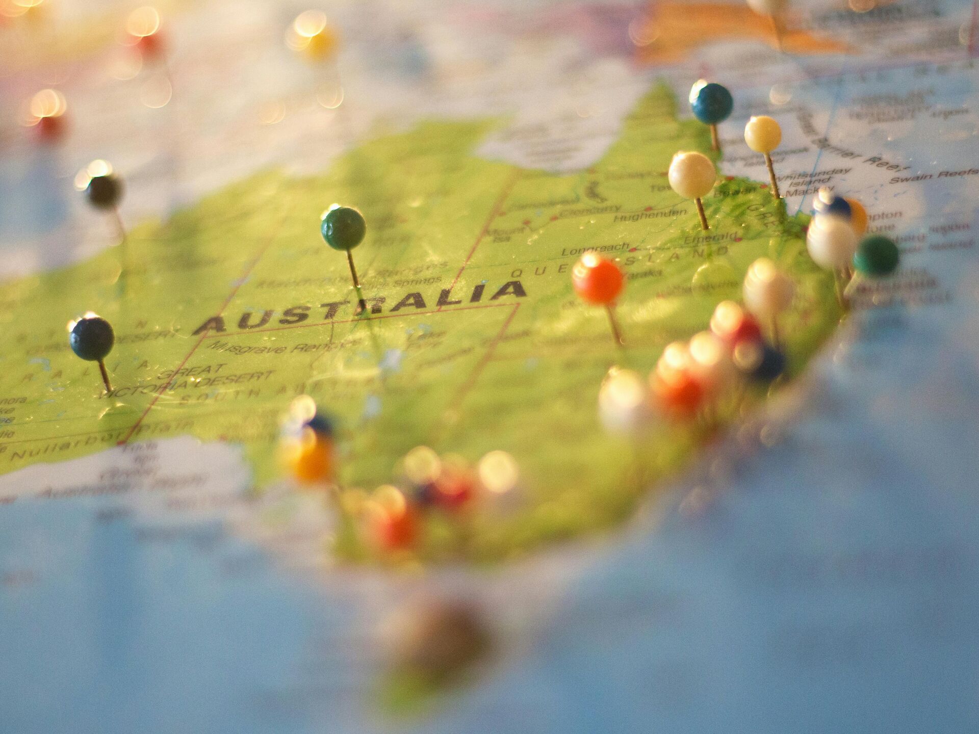 Karte von Australien mit bunten Stecknadeln, die verschiedene Orte markieren.