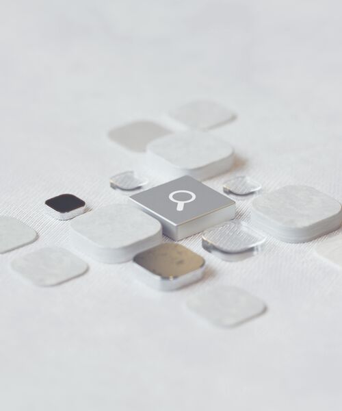 Symbolische Darstellung einer Suchfunktion mit 3D-Elementen und Lupen-Icon auf hellem Hintergrund.