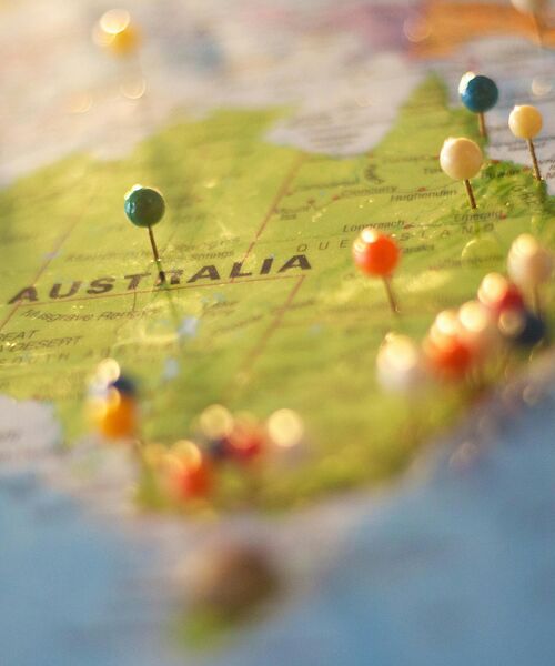 Karte von Australien mit bunten Stecknadeln, die verschiedene Orte markieren.