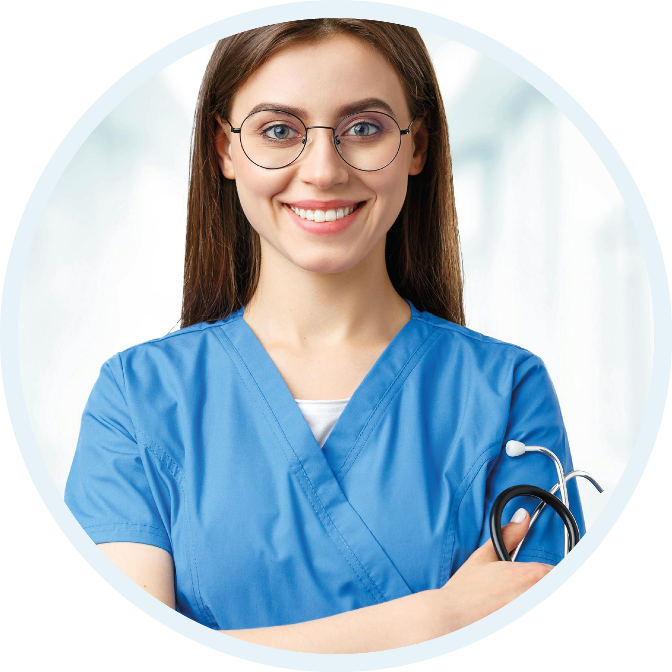 Eine lächelnde medizinische Fachkraft in blauer Kleidung steht mit verschränkten Armen und hält ein Stethoskop.